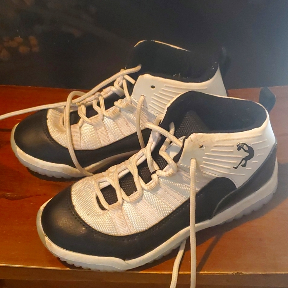 Shaquille O'Neal Basketball Sneakers - Youth Size 1 Black and White